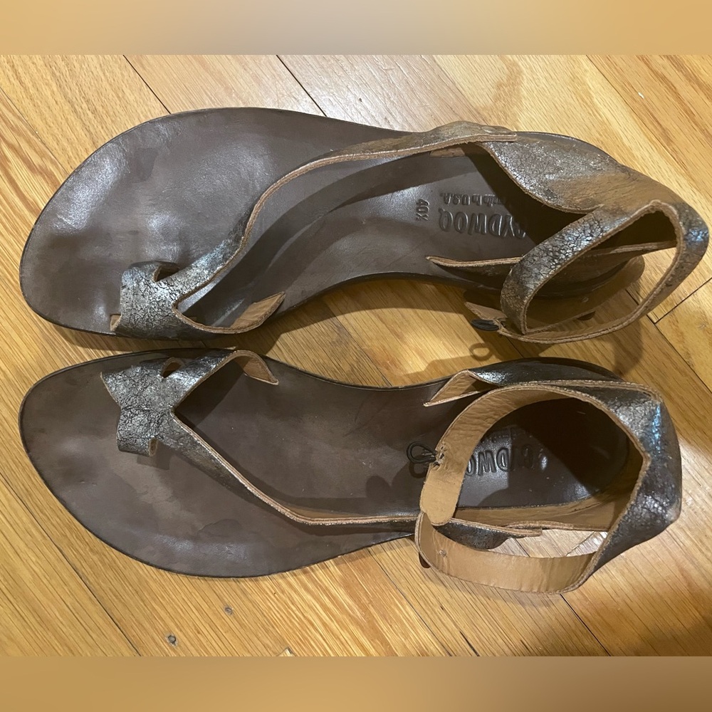 Cydwoq flat sandal, bronze, handmade in CA, sz 40.5 (9 1/2)